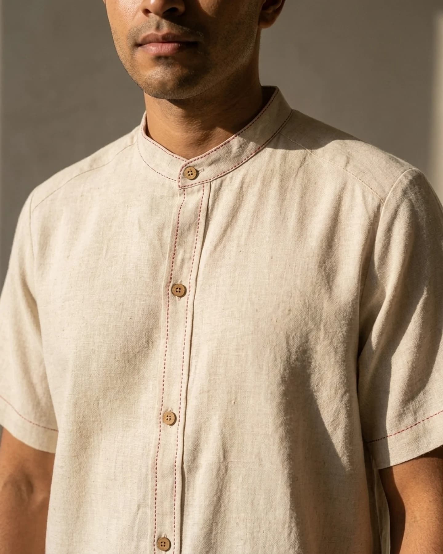 Camisa Mykonos en crudo con bordado rojo, en detalle