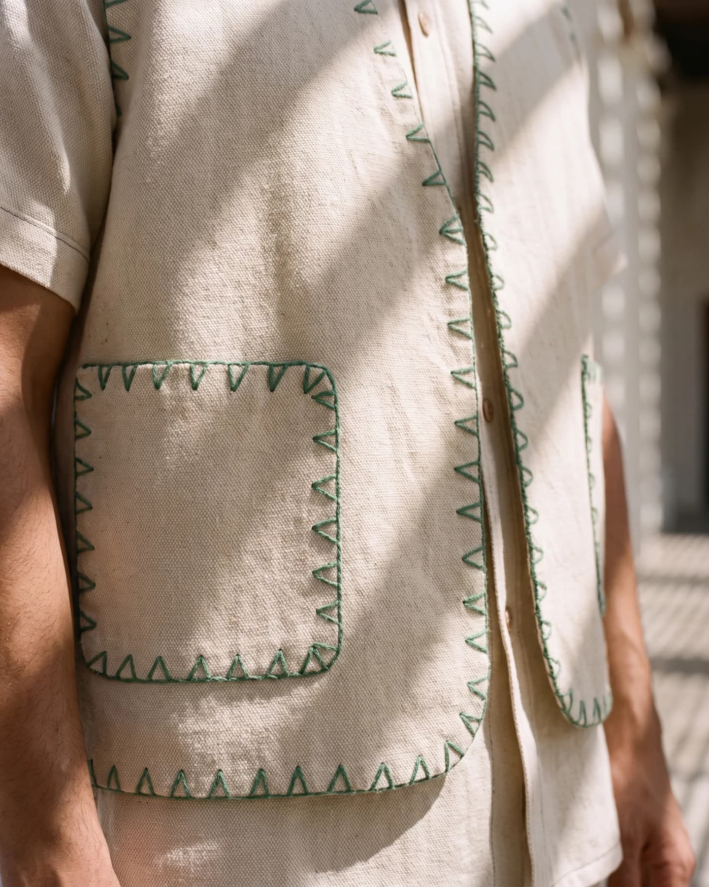 Chaleco York bordado a mano en crudo con bordado verde, en detalle