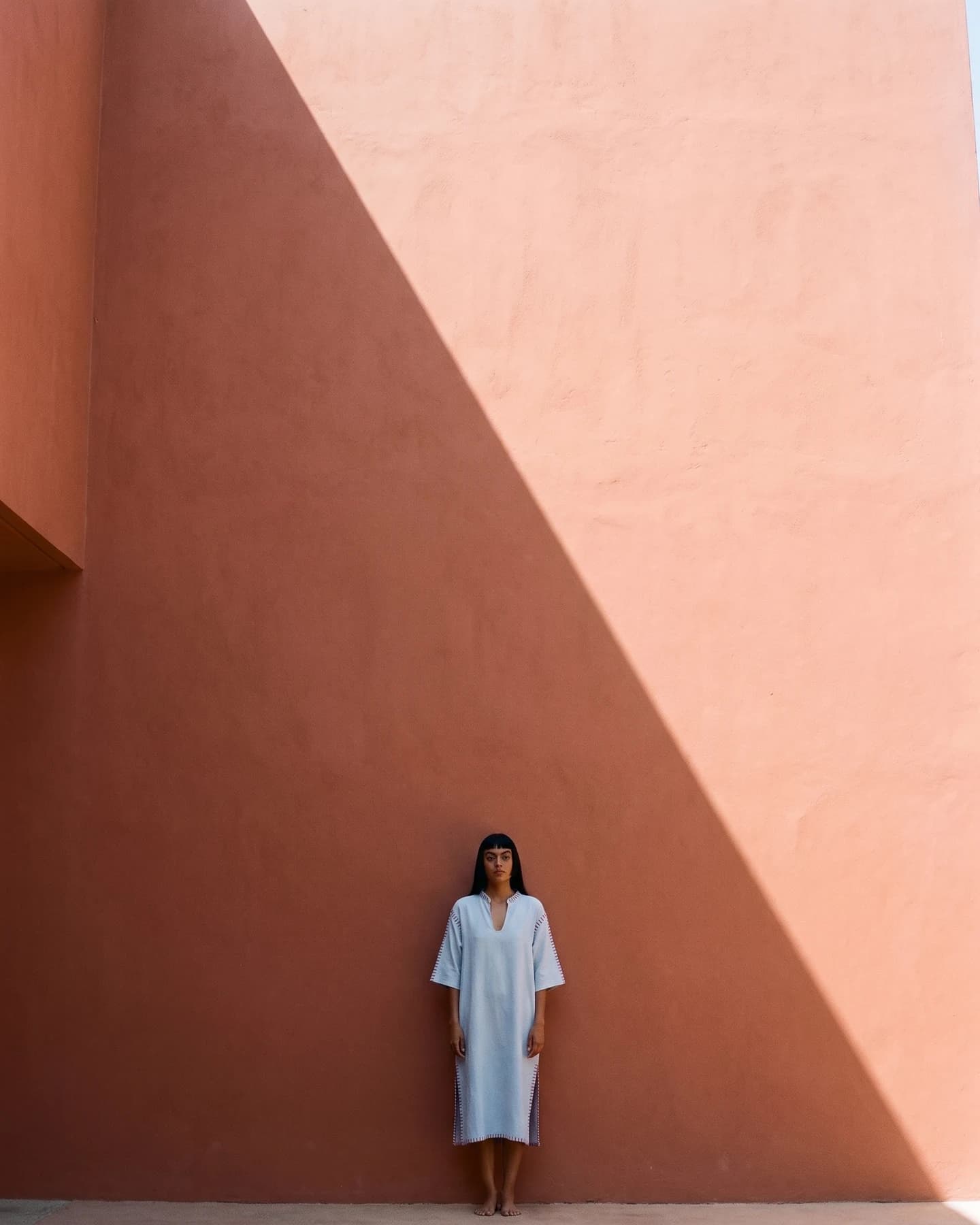 Kaftan Porto Cervo en azul cielo con bordado rojo, editorial