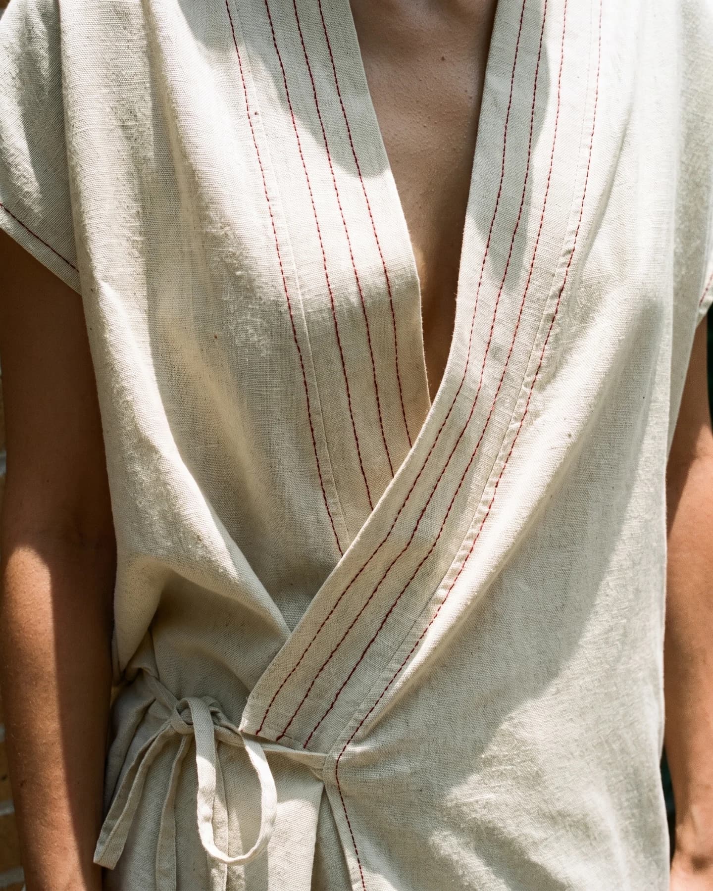 Kimono Paris en crudo con bordado rojo, en detalle