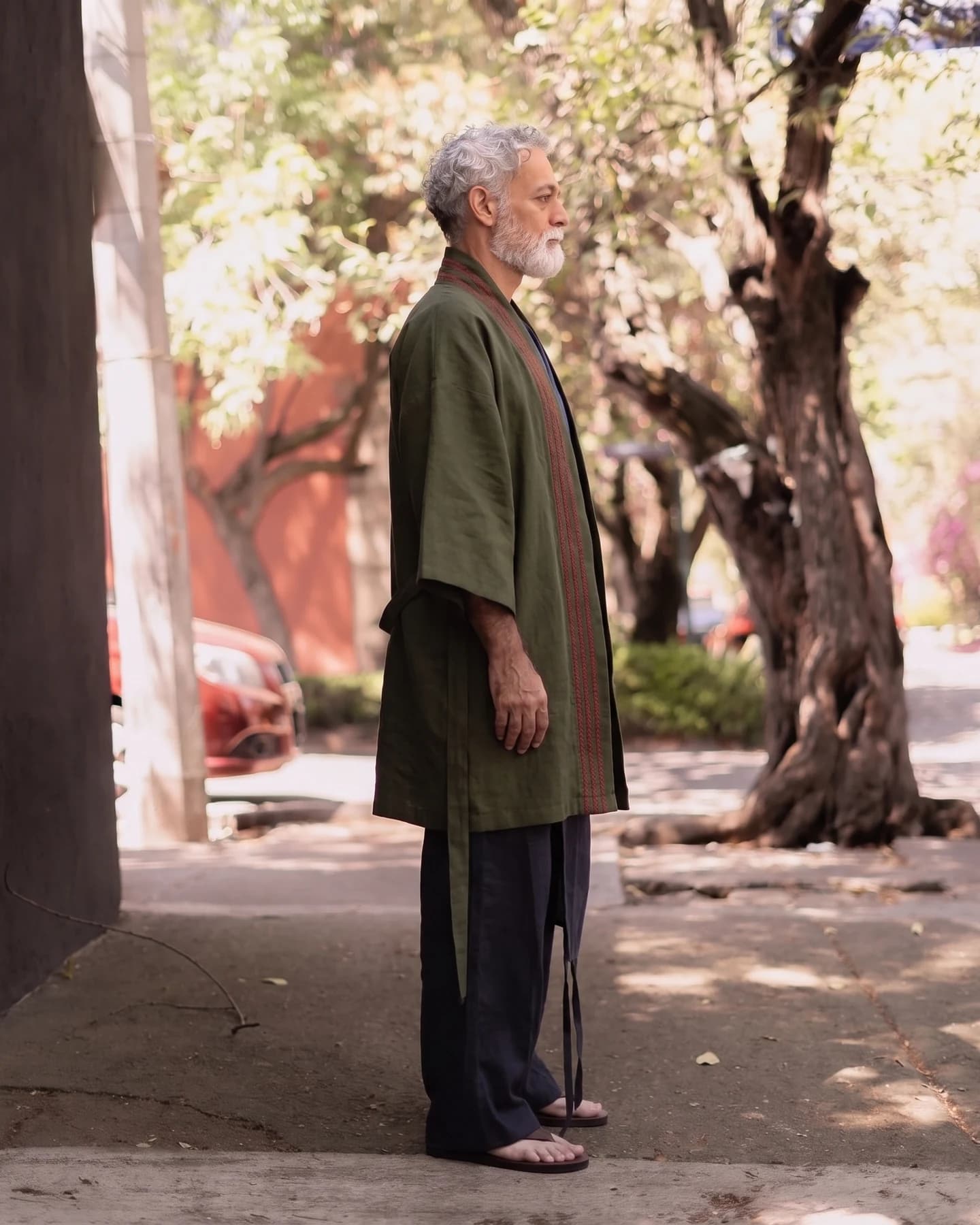Kimono Pavia en verde con bordado rojo, de perfil