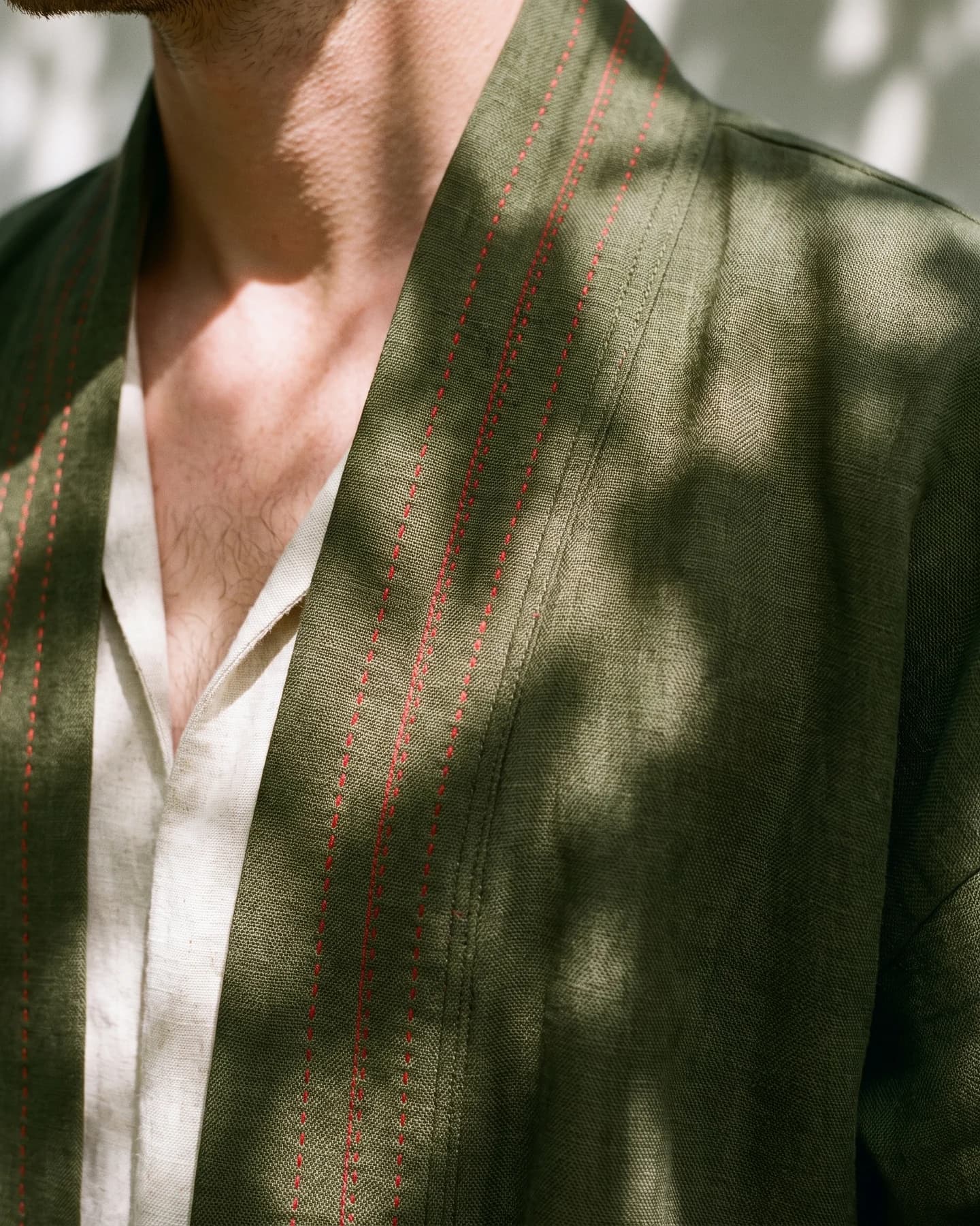 Kimono Pavia en verde con bordado rojo, en detalle