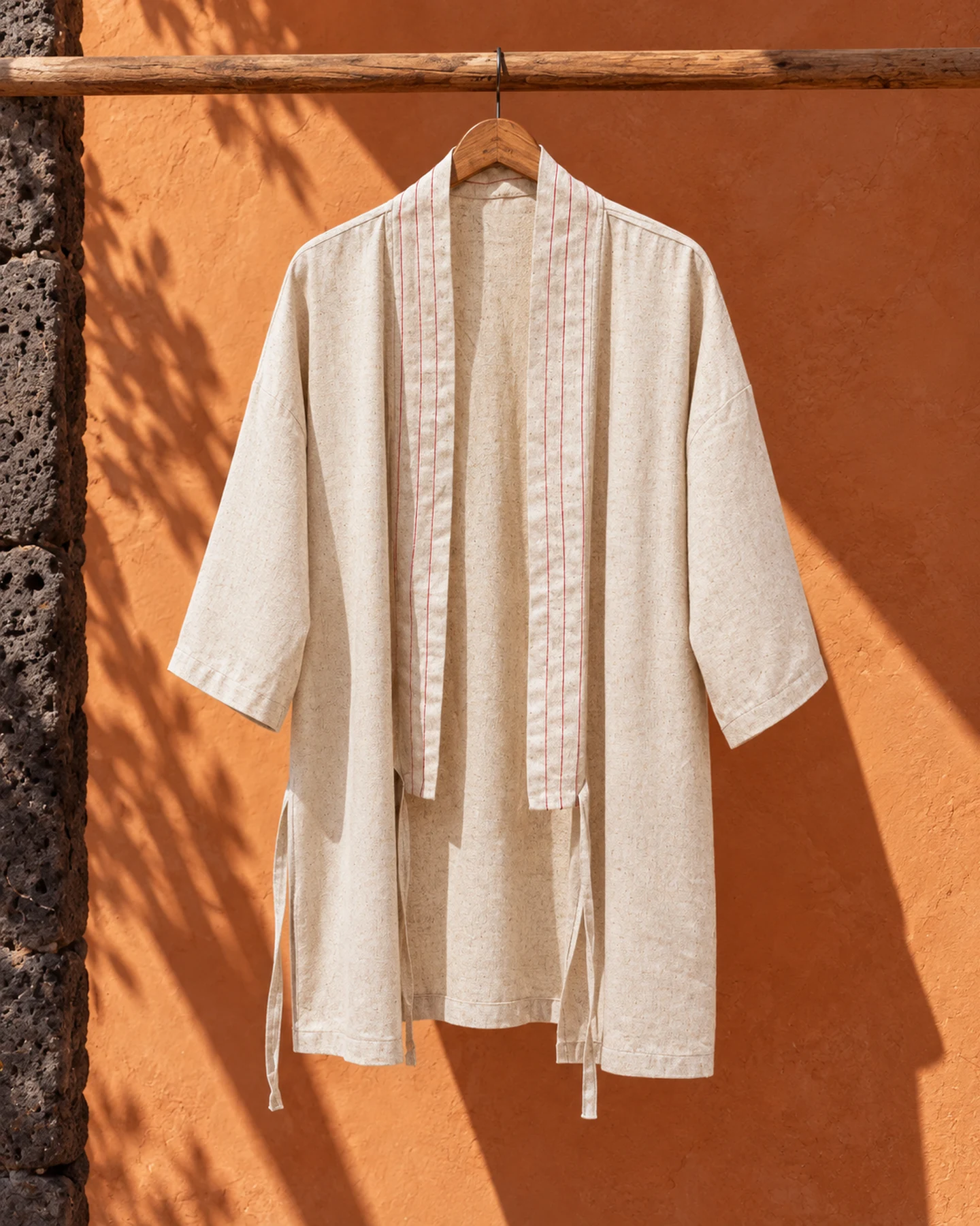 Kimono Pavia en crudo con bordado rojo, de frente, sola