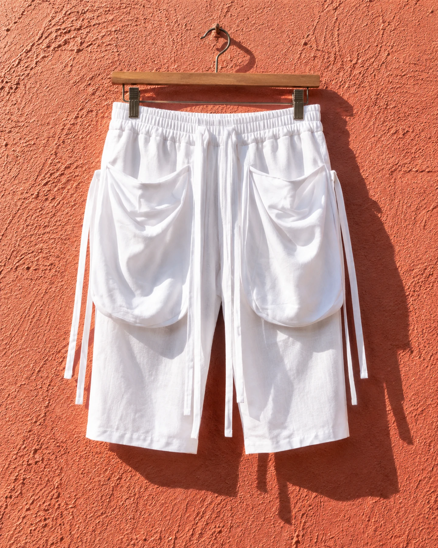 Pantalón Amalfi en blanco, de frente, sola