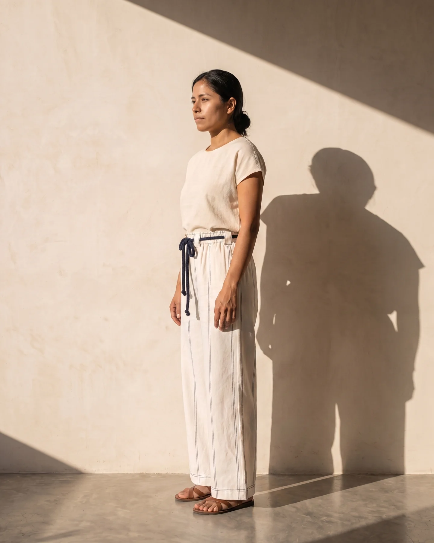 Pantalón Balandra en crudo con cordón azul, de perfil