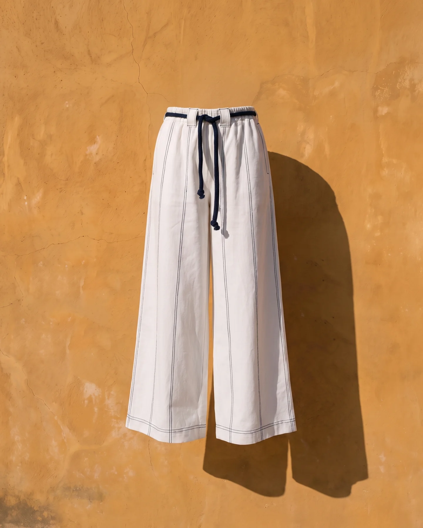 Pantalón Balandra en crudo con cordón azul, de frente, sola