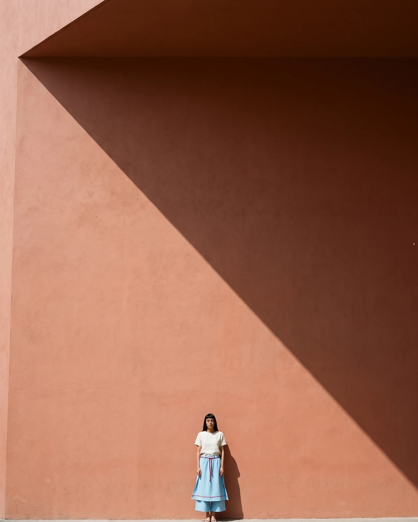 Pantalón Do Santos en azul con bordado rojo, editorial