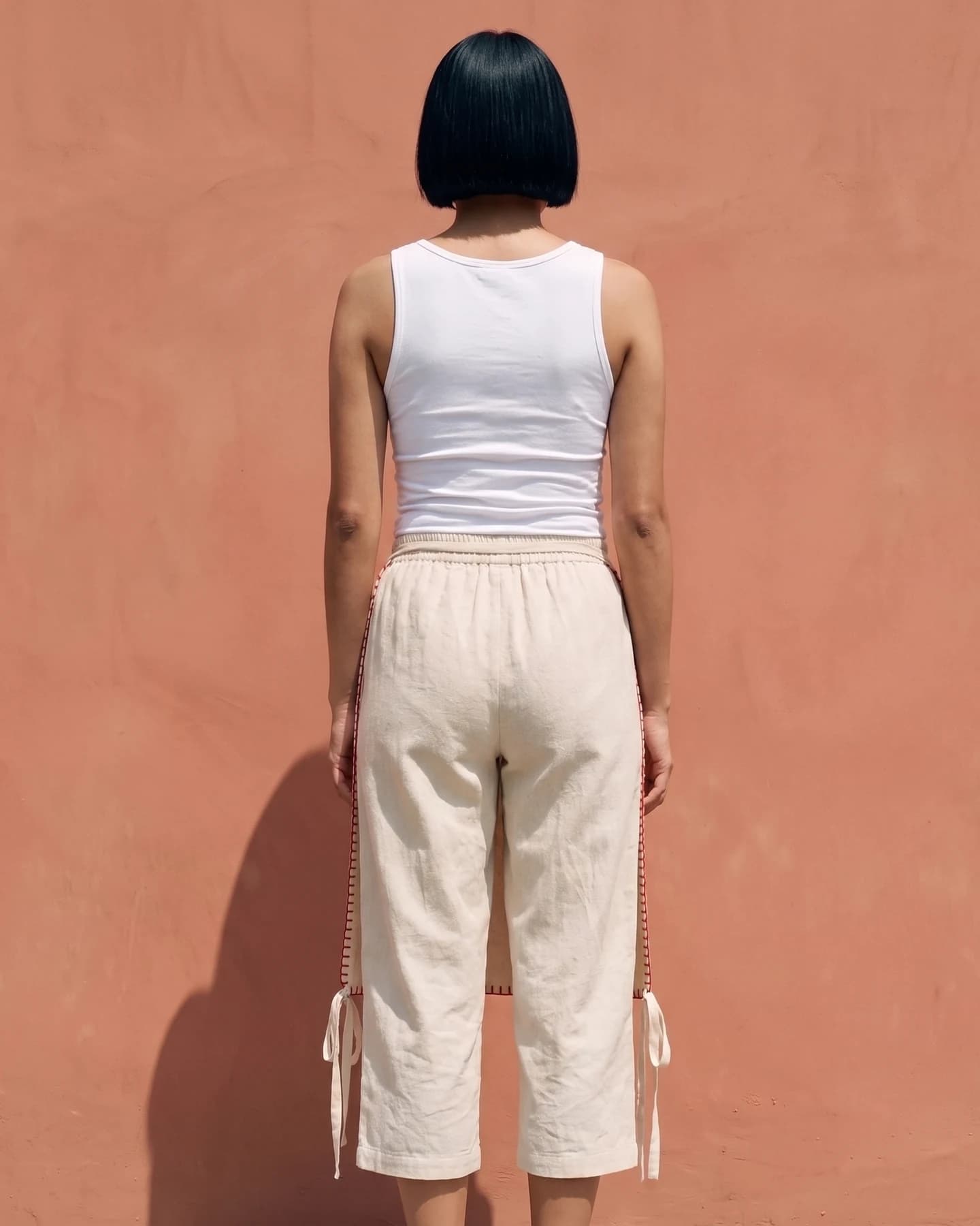 Pantalón Ibiza Corto en crudo con bordado rojo, por la espalda