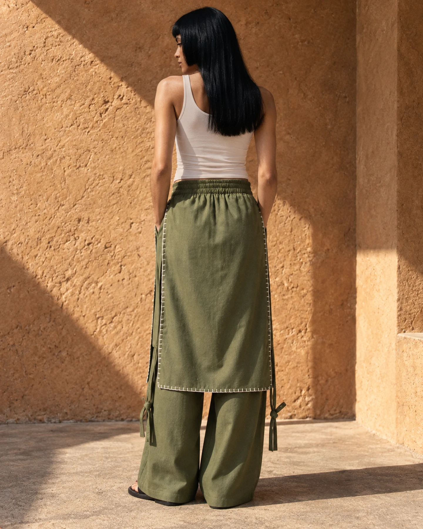 Pantalón Ibiza Largo en olivo con bordado crudo, por la espalda