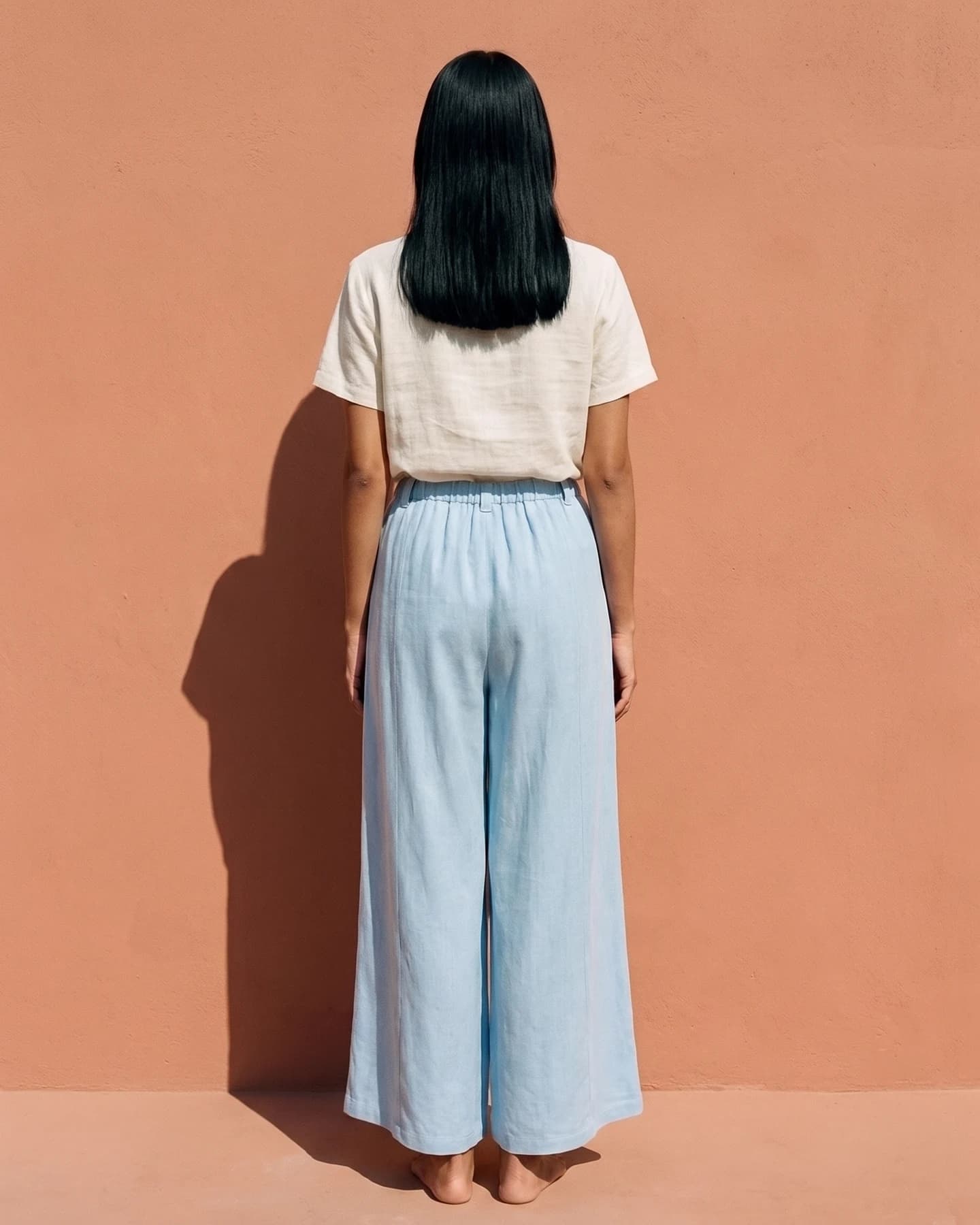 Pantalón Málaga en azul pastel, por la espalda