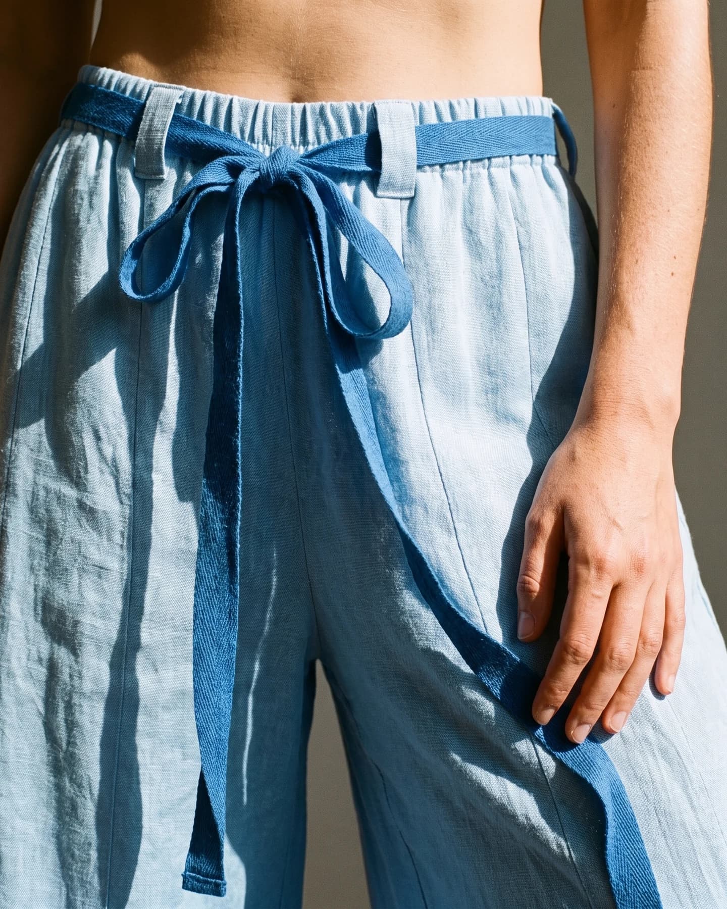 Pantalón Málaga en azul pastel, en detalle