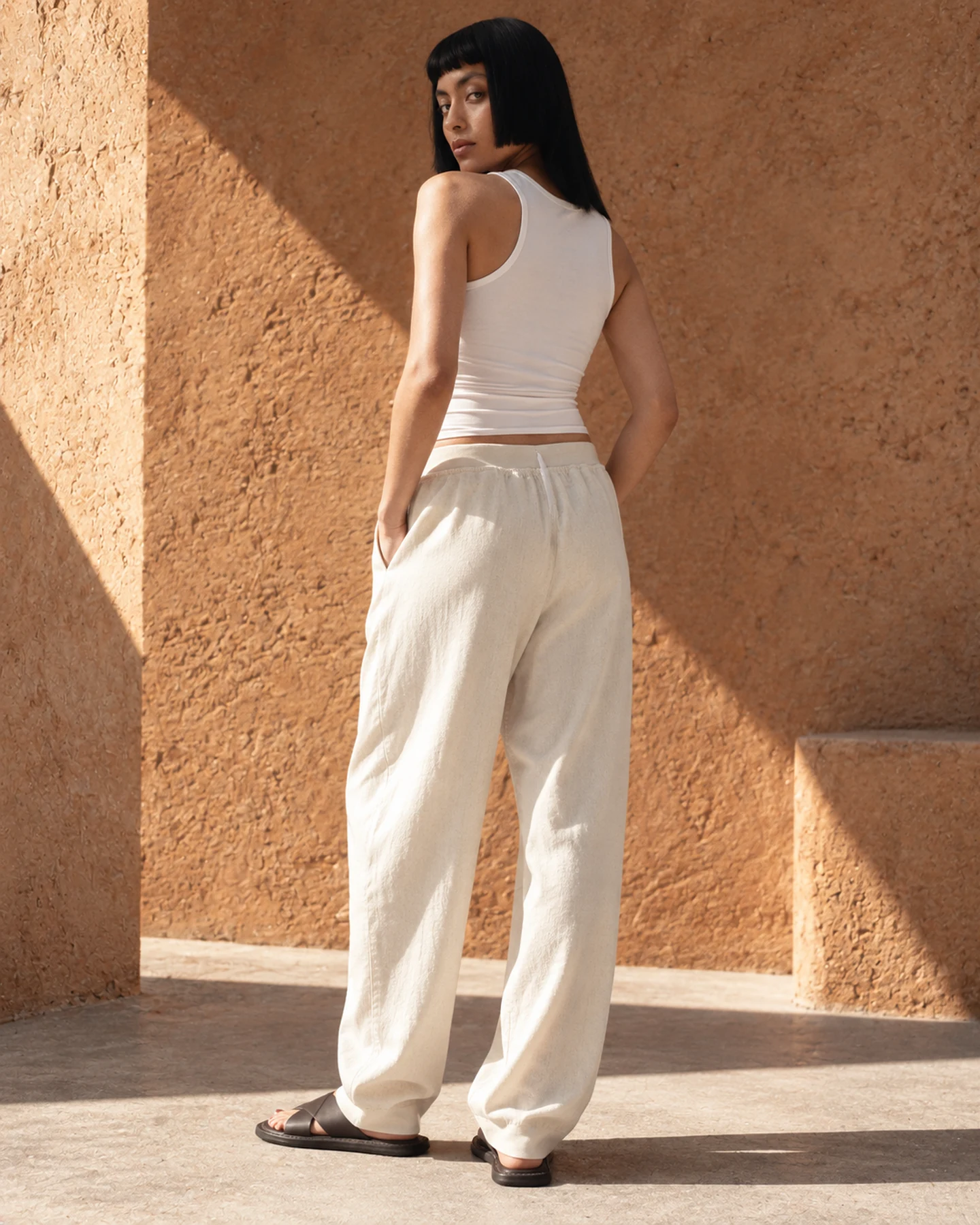 Pantalón Milo con Cardigan en crudo, por la espalda