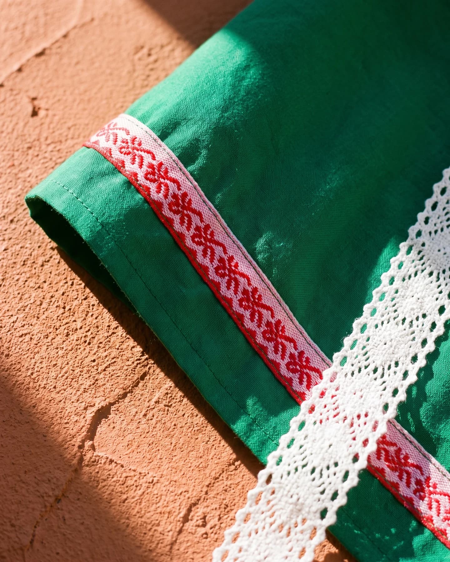 Pantalón Playa Bonita en verde con bordado blanco, en macro, la textura del material