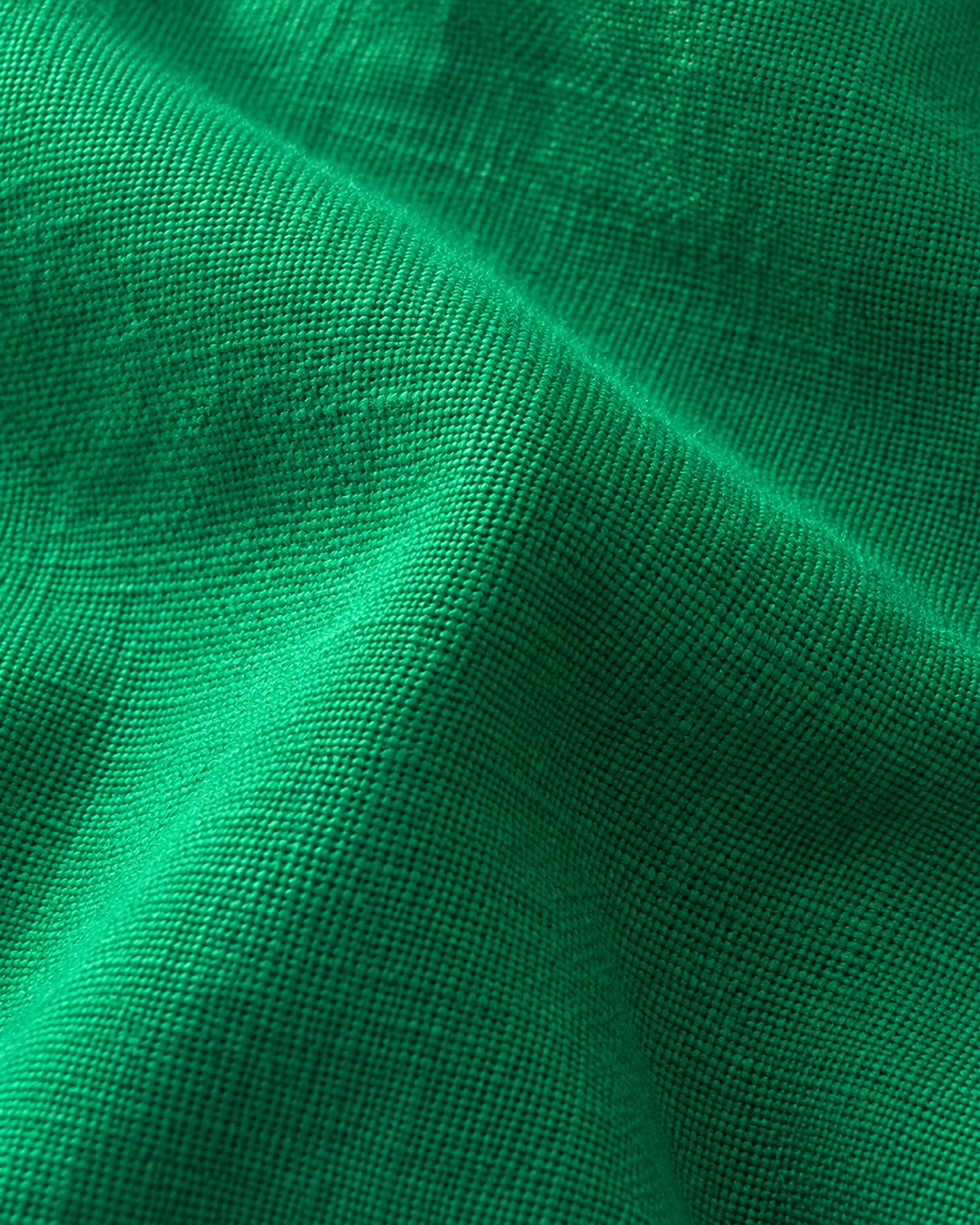 Pantalón Playa Bonita en verde con bordado blanco, en macro, la textura del material