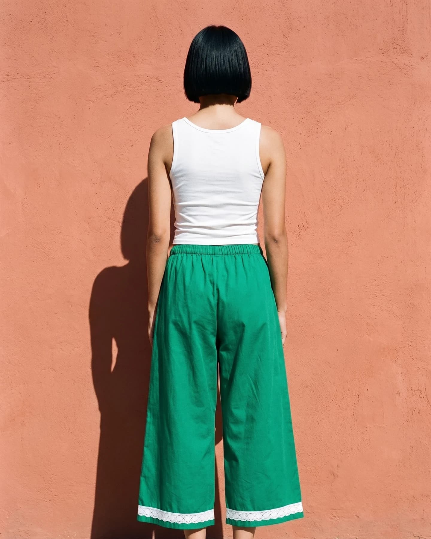 Pantalón Playa Bonita en verde con bordado blanco, por la espalda