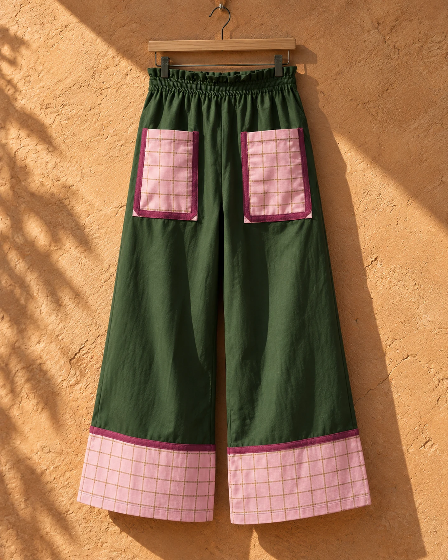 Pantalón Saint Tropez en verde con cuadros rosa, de frente, sola