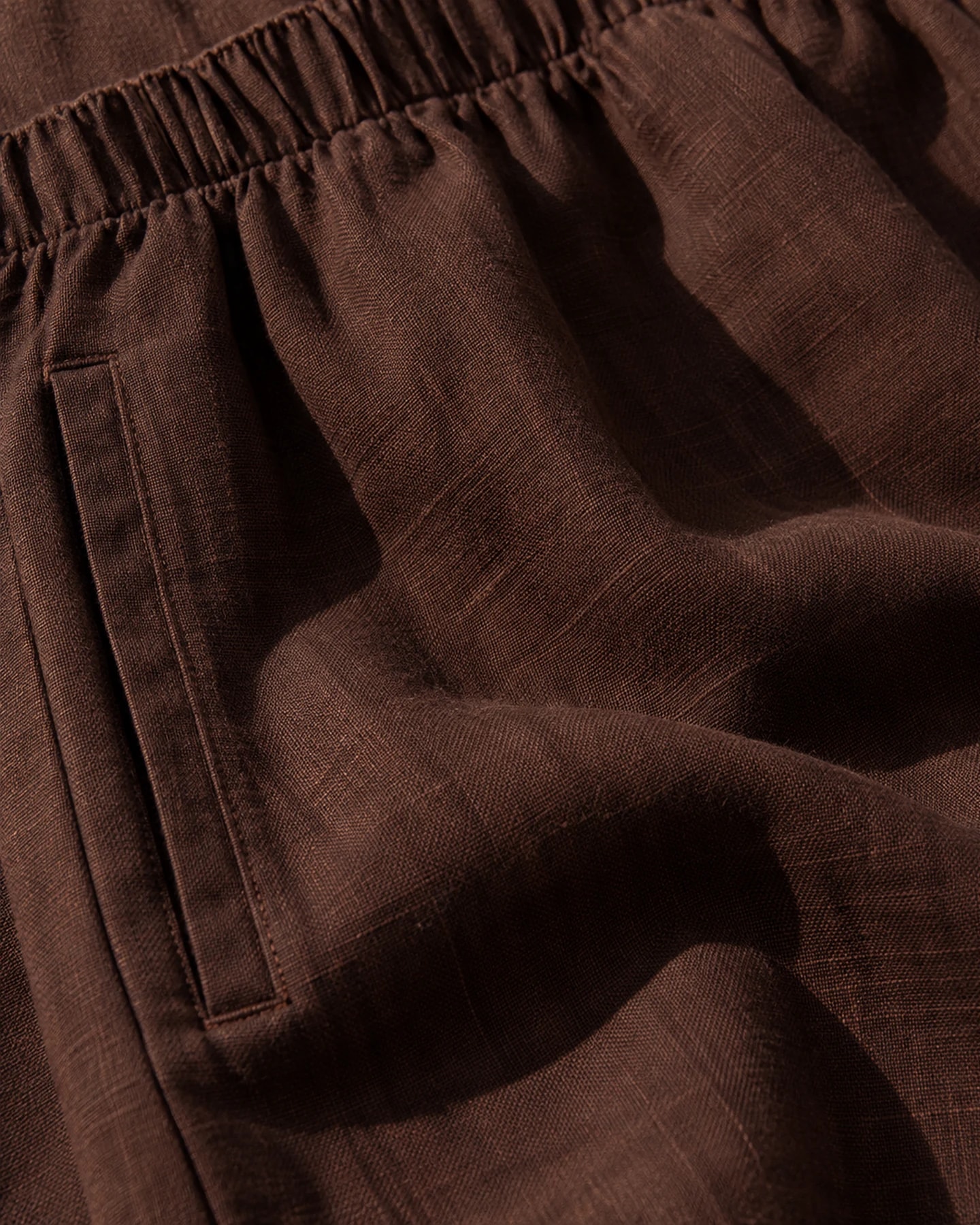Pantalón Milo en café oscuro, en macro, la textura del material