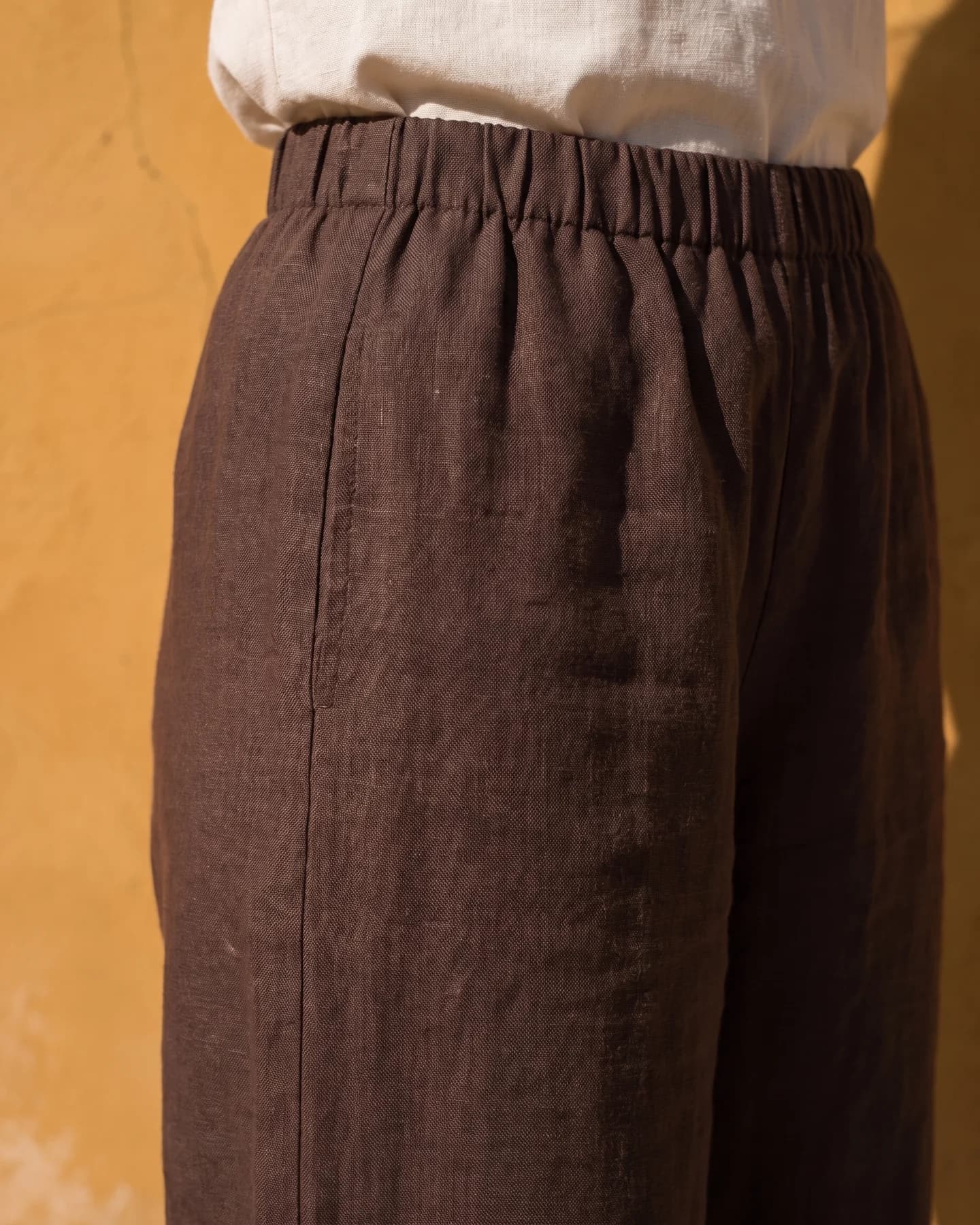 Pantalón Milo en café oscuro, en detalle