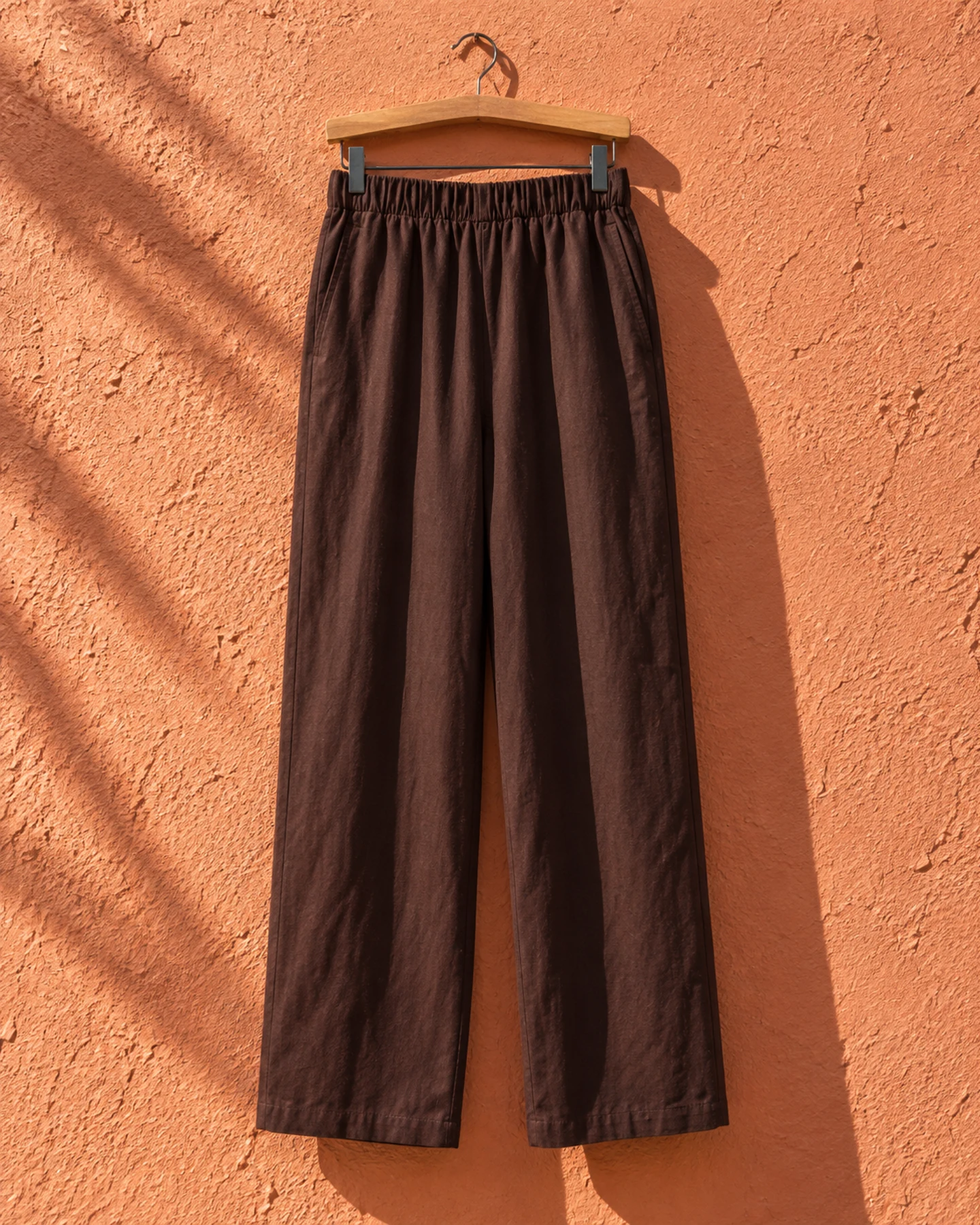 Pantalón Milo en café oscuro, de frente, sola
