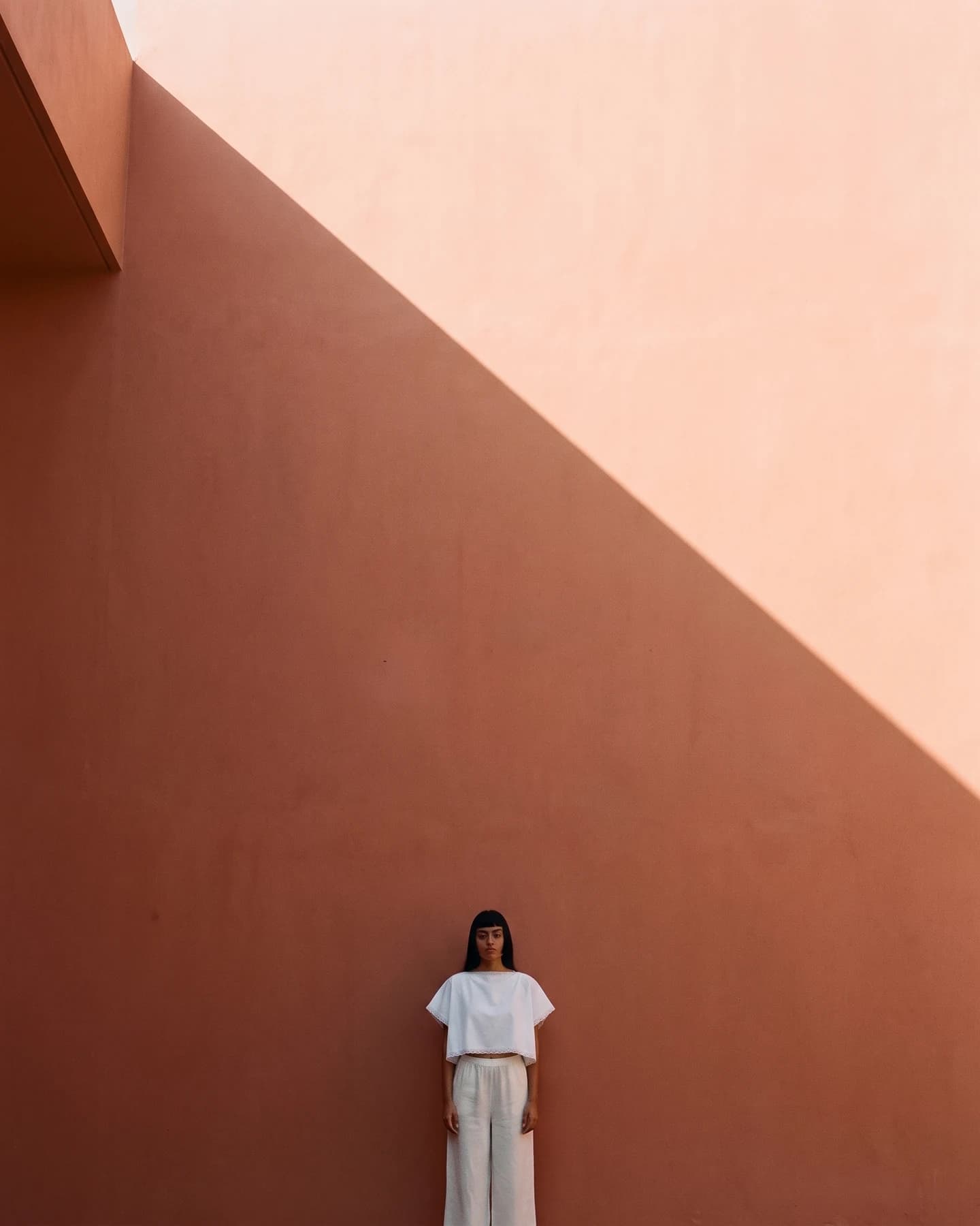 Poncho Cannes en blanco con bordado verde oliva, editorial