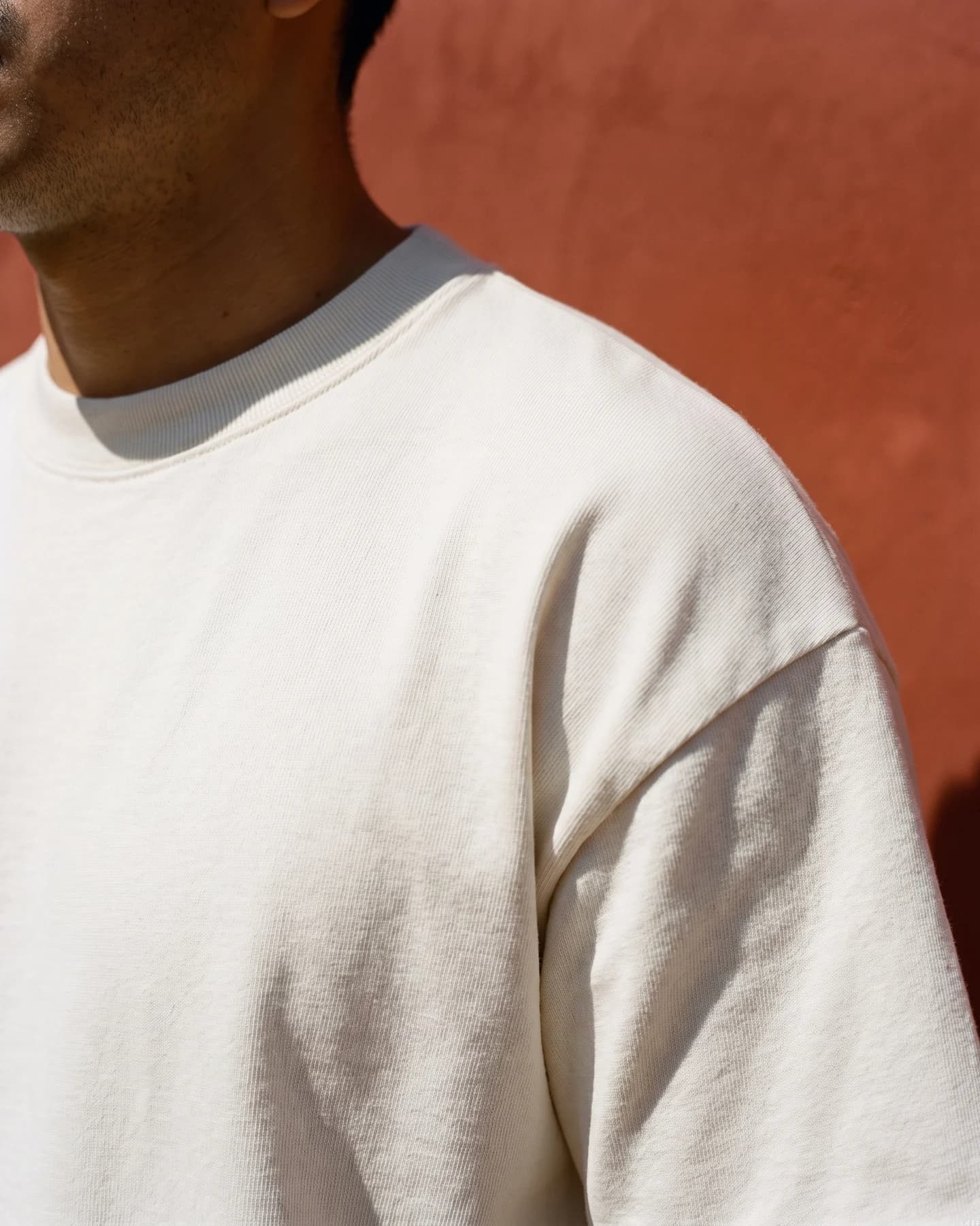 Camiseta Cerdeña en blanco, en detalle