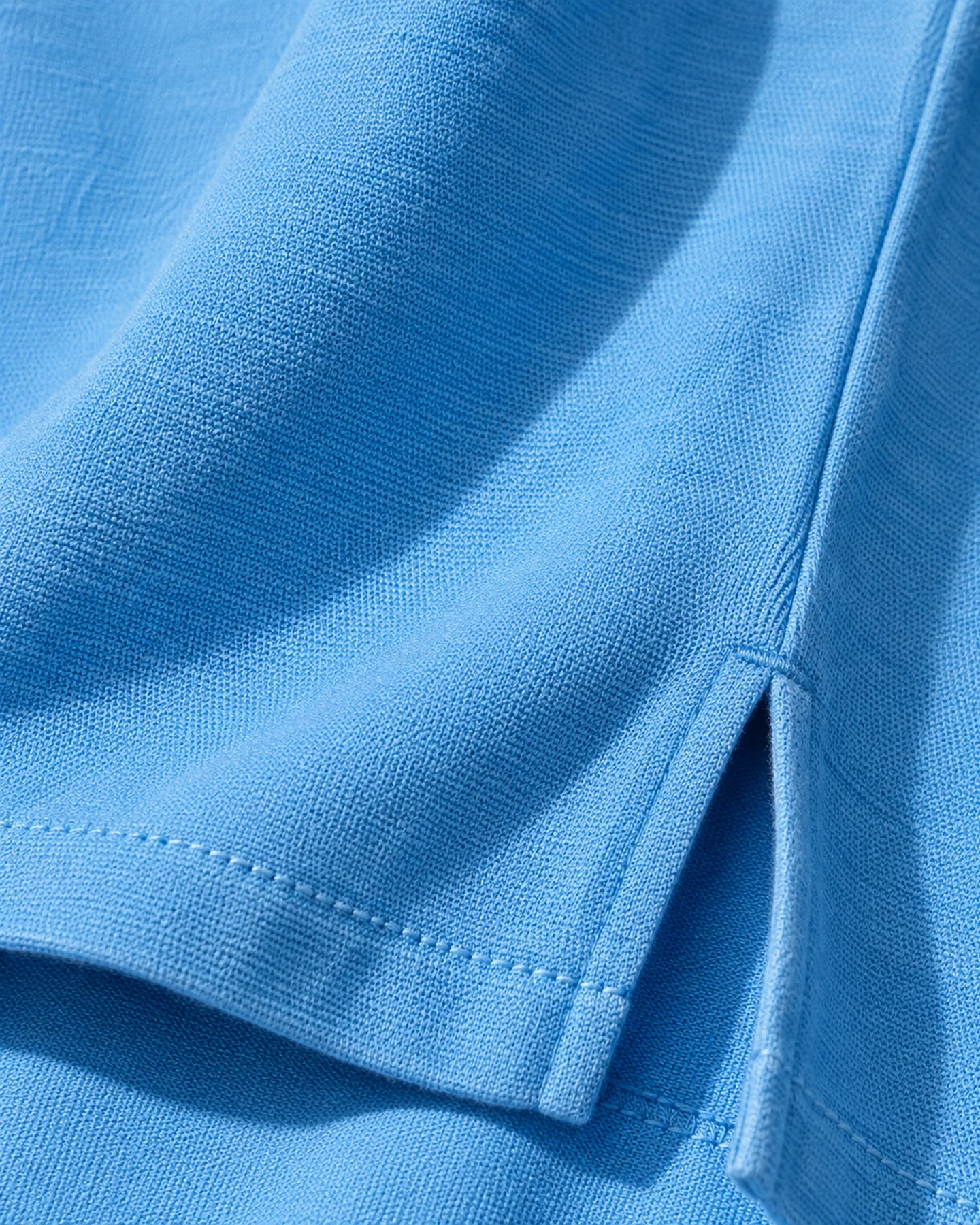Túnica Capri Piqué en azul, en macro, la textura del material